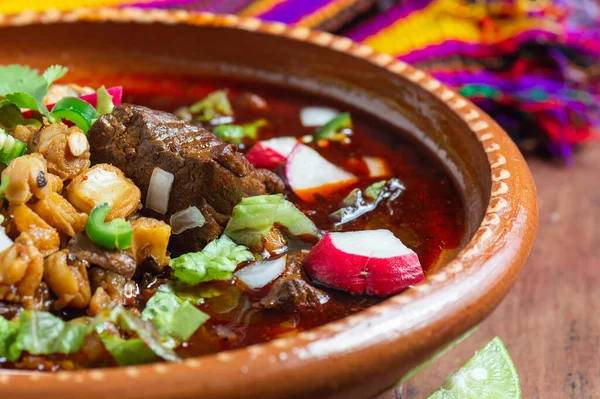 Pozole rojo mexicano, cerdo y guiso ominoso —  Fotos de Stock