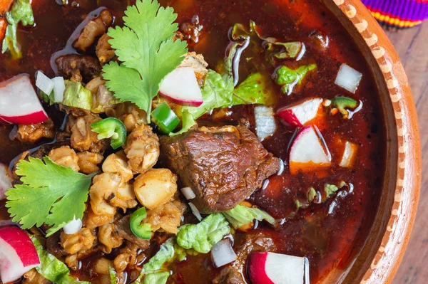 Pozole rojo mexicano, cerdo y guiso ominoso —  Fotos de Stock