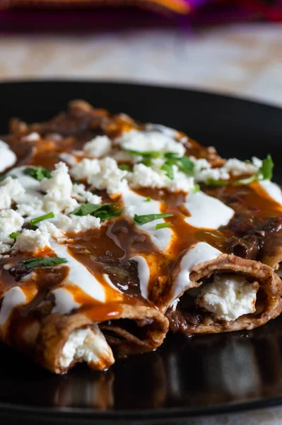 Mexikansk Vegetarisk Mat Enfrijoladas Typ Enchilada Maträtt Färsk Ost Insvept — Stockfoto