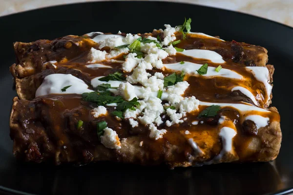 Comida Mexicana Vegetariana Enfrijoladas Tipo Plato Enchilada Queso Fresco Envuelto —  Fotos de Stock