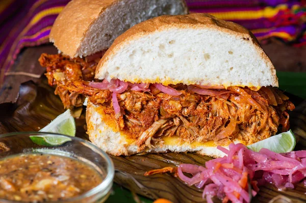 Sandwich Cochinita Pibil Servido Con Cebolla Escabeche Yucateca Salsa Habanera —  Fotos de Stock