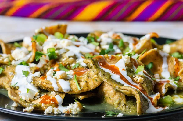 Yeşil Chilaquiles, geleneksel Meksika vejetaryen kahvaltısı kızarmış tortilla ve yeşil sosla kaplanmış