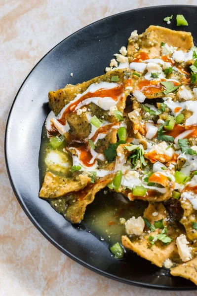 Grüne Chilaquiles Traditionelle Mexikanische Vegetarische Frühstückskost Aus Gebratenen Tortillas Mit — Stockfoto