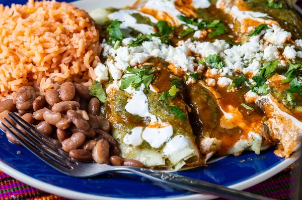 Enchiladas Verdes Vagy Zöld Enchiladas Tortillák Tele Csirkével Felszolgált Babbal — Stock Fotó