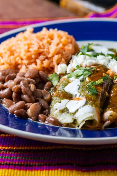 Enchiladas Verdes Vagy Zöld Enchiladas Tortillák Tele Csirkével Felszolgált Babbal — Stock Fotó