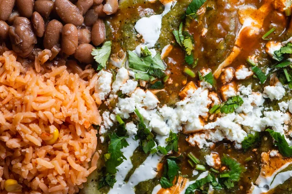 Enchiladas Verdes Vagy Zöld Enchiladas Tortillák Tele Csirkével Felszolgált Babbal — Stock Fotó