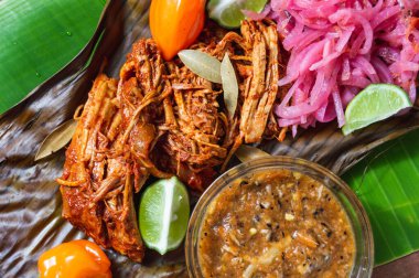 Cochinita Pibil, Meksika usulü kızarmış domuz eti. Yucatan Yarımadası 'ndan. Geleneksel baharatlı muz yapraklarıyla servis ediliyor.