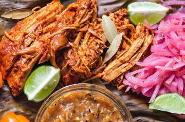 Cochinita Pibil, Meksika usulü kızarmış domuz eti. Yucatan Yarımadası 'ndan. Geleneksel baharatlı muz yapraklarıyla servis ediliyor.