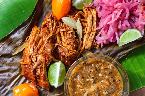 Cochinita Pibil, Meksika usulü kızarmış domuz eti. Yucatan Yarımadası 'ndan. Geleneksel baharatlı muz yapraklarıyla servis ediliyor.