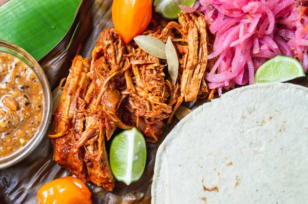 Cochinita Pibil, Meksika usulü kızarmış domuz eti. Yucatan Yarımadası 'ndan. Geleneksel baharatlı muz yapraklarıyla servis ediliyor.