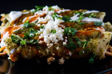 Enchiladas Verdes, ya da yeşil enchilada, tavukla doldurulmuş ve üzeri yeşil sos, peynir ve kremayla kaplı tortilla.