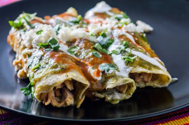 Enchiladas Verdes, ya da yeşil enchilada, tavukla doldurulmuş ve üzeri yeşil sos, peynir ve kremayla kaplı tortilla.