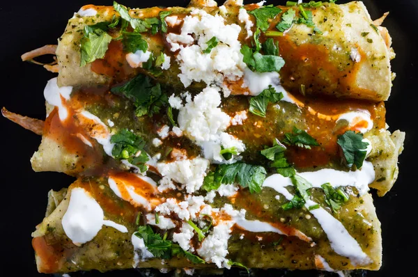 Enchilada Verdes Eller Gröna Enchilada Tortillas Fylld Med Kyckling Och — Stockfoto