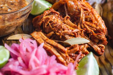 Cochinita Pibil, Meksika usulü kızarmış domuz eti. Yucatan Yarımadası 'ndan. Geleneksel baharatlı muz yapraklarıyla servis ediliyor.
