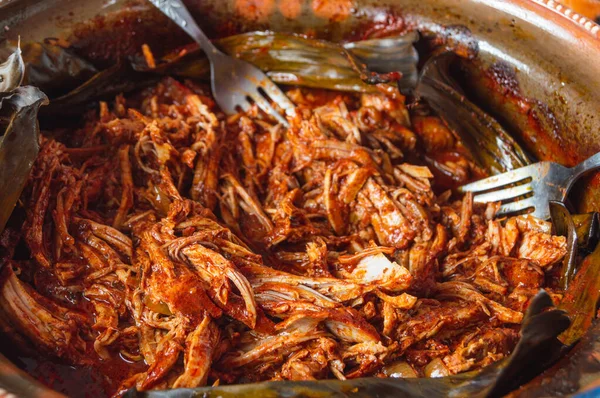 Meksika yemeği. Cochinita Pibil 'i, Yucatecan usulü kavrulmuş domuz etini, Maya ve Avrupa' dan etkilenenlerin karışımını hazırlıyoruz..