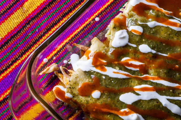 Enchiladas Verdes Vagy Zöld Enchiladas Tortillák Tele Csirke Tetején Zöld — Stock Fotó