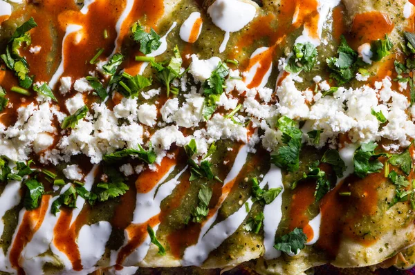 Enchiladas Verdes Vagy Zöld Enchiladas Tortillák Tele Csirke Tetején Zöld — Stock Fotó