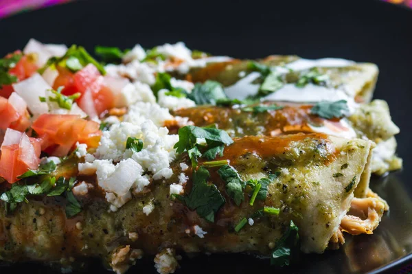 Enchiladas Verdes Vagy Zöld Enchiladas Tortillák Tele Csirke Tetején Zöld — Stock Fotó