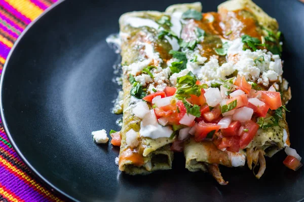 Enchiladas Verdes, or green enchiladas, tortillas filled with chicken and topped with green sauce, cheese and cream — Stock Image Enchiladas Verdes Green Enchiladas Tortillas Filled Chicken Topped Green Sauce Stock Picture