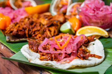 Cochinita Pibil, Meksika usulü kavrulmuş domuz eti.