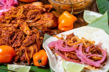 Cochinita Pibil, Meksika usulü kavrulmuş domuz eti.