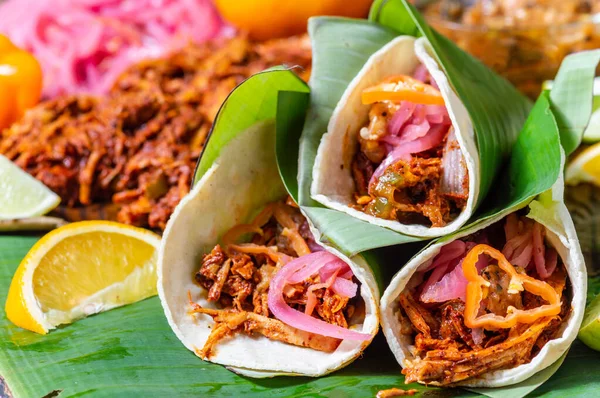 Cochinita Pibil Tacos, porco marinado assado lento mexicano — Fotografia de Stock