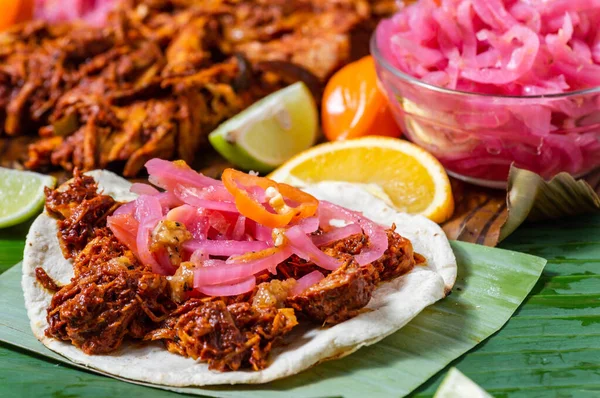 Tostadas ของ cochinita pibil เสิร์ฟพร้อมเครื่องปรุงดั้งเดิม — ภาพถ่ายสต็อก