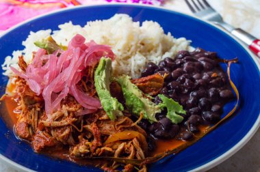 Cochinita Pibil, Meksika usulü kızarmış domuz eti, Yucatan yarımadasından, pirinç, fasulye ve geleneksel sosla servis edilir. Meksika 'dan taco..