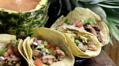 Meksika 'nın kuzeyinde adobada taco olarak bilinen Tacos Al Pastor (Shepherd' s tacos), ananas ve baharatlı salsa soslu domuz tacosu.