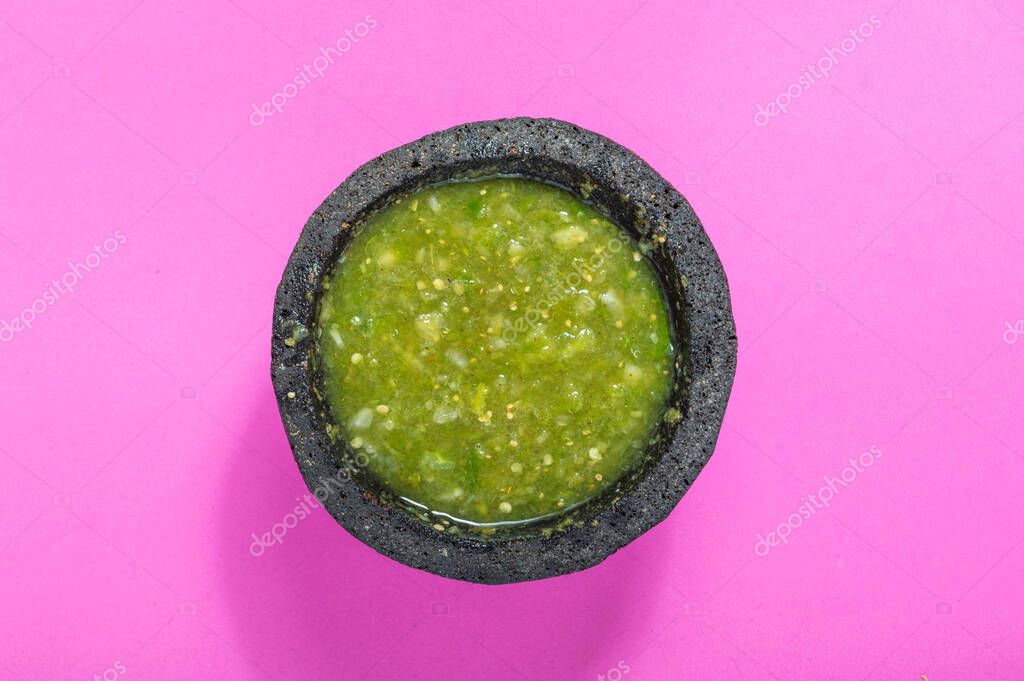 Ingredientes de salsa verde cruda, comida mexicana. Tomates, cebolla