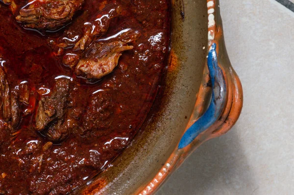 伝統的な牛肉の鳥のシチュー、メキシコの朝食料理 — ストック写真