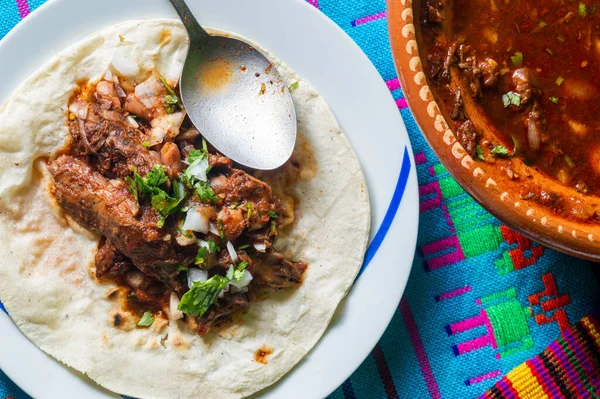 Estofado tradicional de birria de ternera, comida mexicana para el desayuno — Foto de Stock