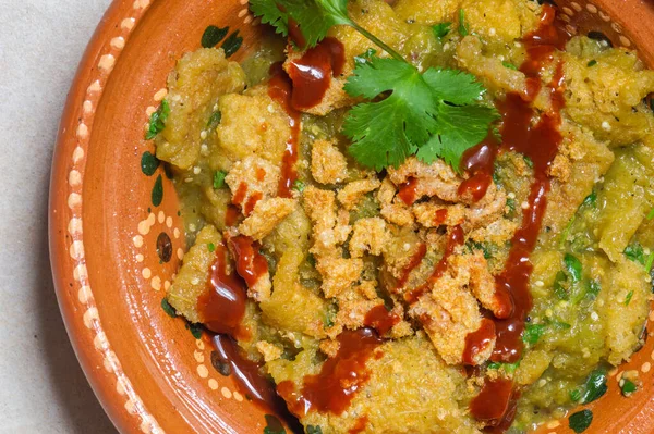 Chicharron en salsa verde, comida mexicana para el desayuno — Foto de Stock