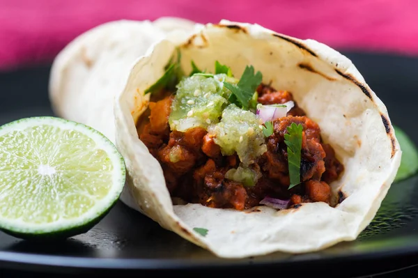 Tacos vegetarianos veganos al pastor con salsa verde —  Fotos de Stock