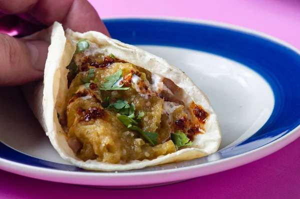 Fläsksvålar Grön Salsa Chicharrones Salsa Verde Mexikansk Mat Traditionell Och — Stockfoto