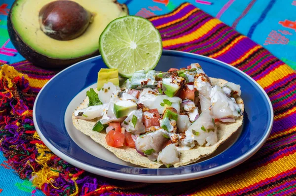 Balık ceviche, Peru kökenli Meksika yemeği. Çiğ balık, çiğ soğan, domates, biber, avokado ve bitkilerle marine edilmiş. Kızarmış tortilla ile servis edilir..