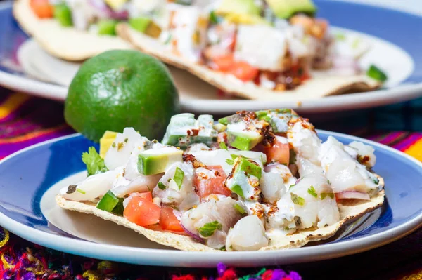 Balık ceviche, Peru kökenli Meksika yemeği. Çiğ balık, çiğ soğan, domates, biber, avokado ve bitkilerle marine edilmiş. Kızarmış tortilla ile servis edilir..