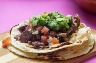 Meksika carne asada tacos, kelimenin tam anlamıyla ızgara et taco. Bunlar, salsa verde ve pico de gallo soslu yumuşak mısır totillalarında servis edilen ızgara sığır eti.