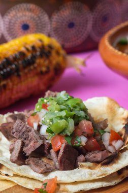 Meksika carne asada tacos, kelimenin tam anlamıyla ızgara et taco. Bunlar, salsa verde ve pico de gallo soslu yumuşak mısır totillalarında servis edilen ızgara sığır eti.