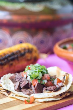 Meksika carne asada tacos, kelimenin tam anlamıyla ızgara et taco. Bunlar, salsa verde ve pico de gallo soslu yumuşak mısır totillalarında servis edilen ızgara sığır eti.