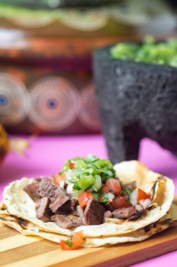 Meksika carne asada tacos, kelimenin tam anlamıyla ızgara et taco. Bunlar, salsa verde ve pico de gallo soslu yumuşak mısır totillalarında servis edilen ızgara sığır eti.