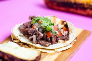 Meksika carne asada tacos, kelimenin tam anlamıyla ızgara et taco. Bunlar, salsa verde ve pico de gallo soslu yumuşak mısır totillalarında servis edilen ızgara sığır eti.