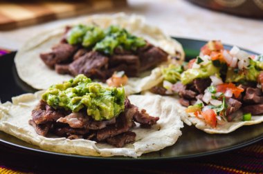 Meksika carne asada tacos, kelimenin tam anlamıyla ızgara et taco. Bunlar, salsa verde ve pico de gallo soslu yumuşak mısır totillalarında servis edilen ızgara sığır eti.