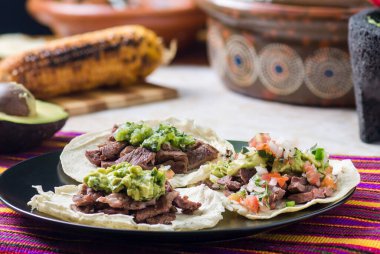 Meksika carne asada tacos, kelimenin tam anlamıyla ızgara et taco. Bunlar, salsa verde ve pico de gallo soslu yumuşak mısır totillalarında servis edilen ızgara sığır eti.