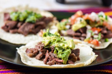 Meksika carne asada tacos, kelimenin tam anlamıyla ızgara et taco. Bunlar, salsa verde ve pico de gallo soslu yumuşak mısır totillalarında servis edilen ızgara sığır eti.