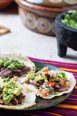 Meksika carne asada tacos, kelimenin tam anlamıyla ızgara et taco. Bunlar, salsa verde ve pico de gallo soslu yumuşak mısır totillalarında servis edilen ızgara sığır eti.