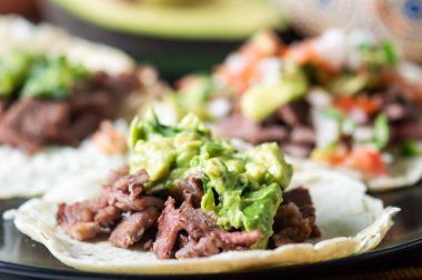 Meksika carne asada tacos, kelimenin tam anlamıyla ızgara et taco. Bunlar, salsa verde ve pico de gallo soslu yumuşak mısır totillalarında servis edilen ızgara sığır eti.