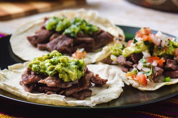 Meksika carne asada tacos, kelimenin tam anlamıyla ızgara et taco. Bunlar, salsa verde ve pico de gallo soslu yumuşak mısır totillalarında servis edilen ızgara sığır eti.