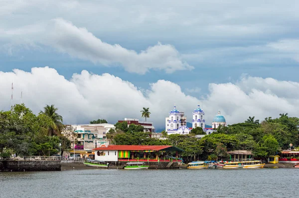 CATEMACO, VERACRUZ - MEXICO, 19 Haziran 2018: Bazilika ve kıyı şeridi.