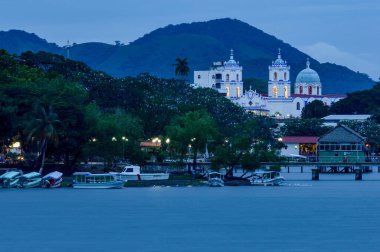 CATEMACO, VERACRUZ - MEXICO, 19 Haziran 2018: Bazilika ve kıyı şeridi.